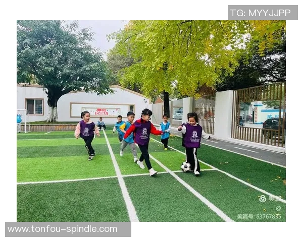 足球明星与小朋友共度快乐时光一起踢球展现友谊与梦想的美好瞬间