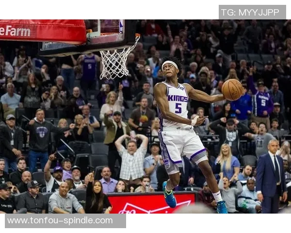 德阿隆福克斯如何在NBA赛场上展现领袖风范与超强实力